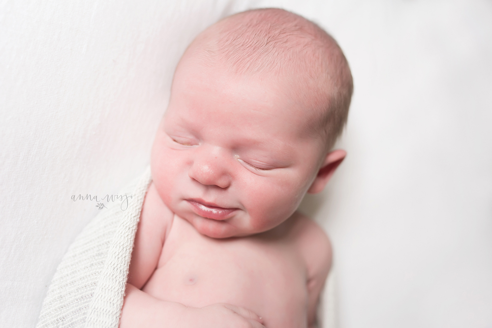 A sleepy baby boy by Anna Wisjo Photography