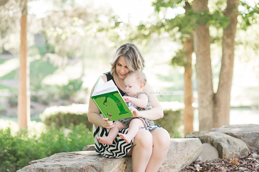 Adeline reading a book | Anna Wisjo Photography