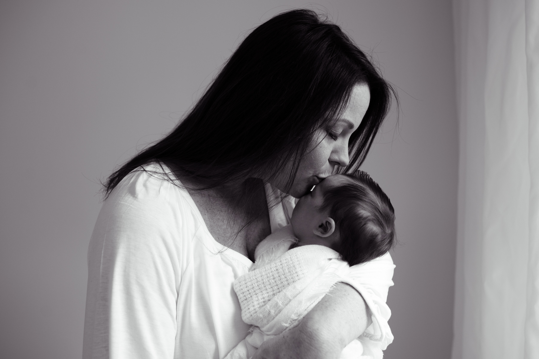 Emotive black and white newborn with mom by Anna Wisjo Photography