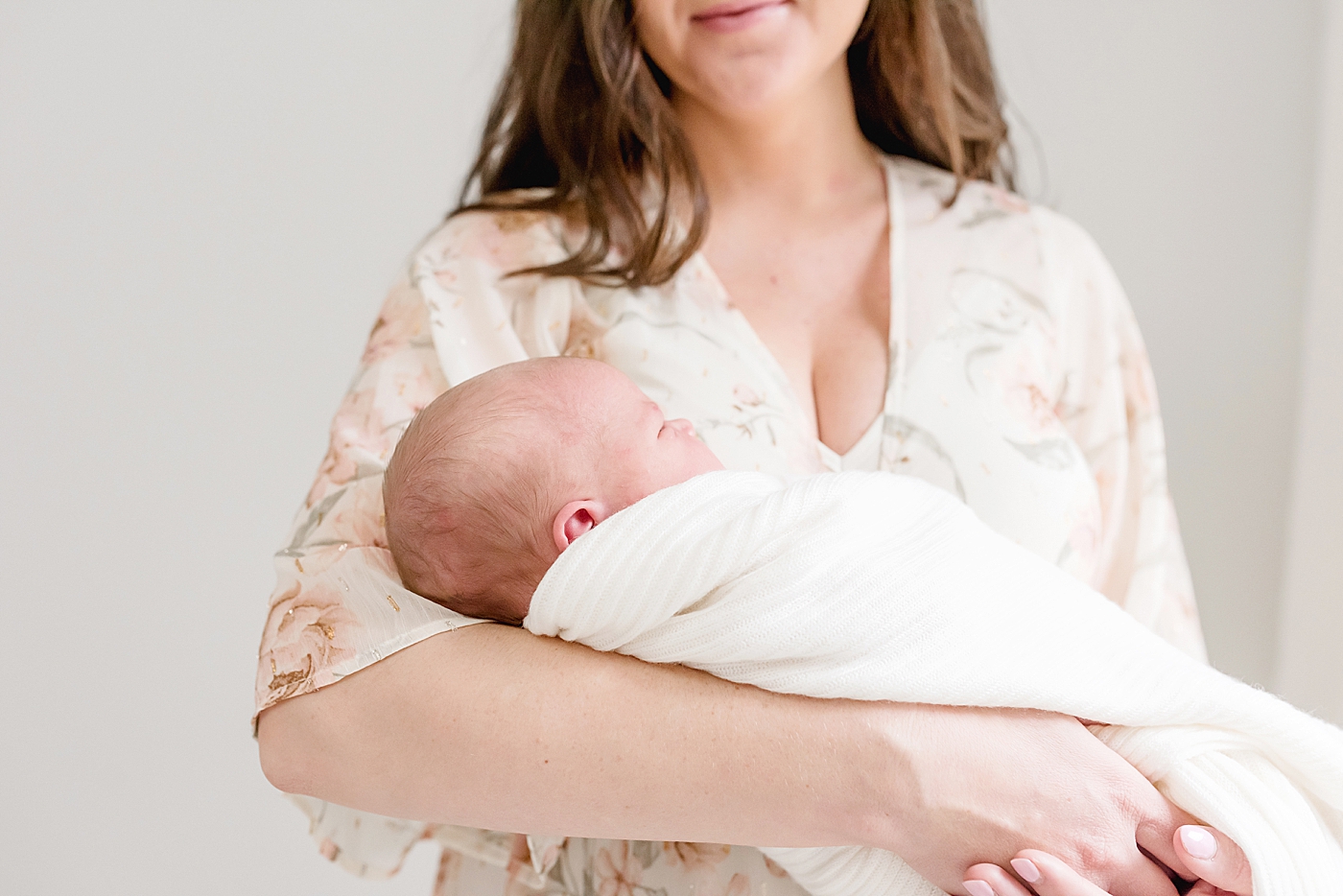 Up close details of mom holding new baby | Photo by Anna Wisjo Photography
