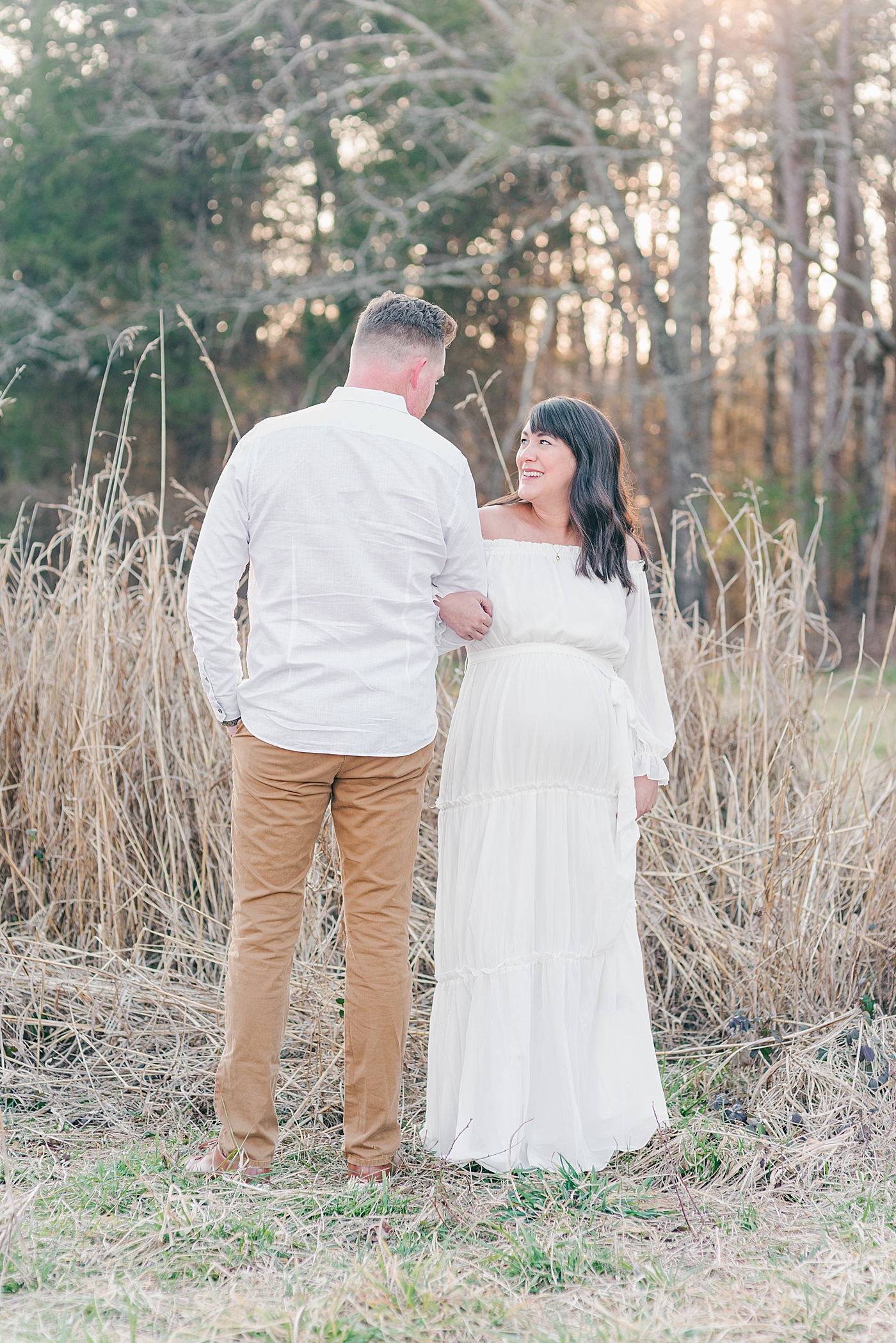 Maternity photos in field at Fisher Farm Park | Photo by Anna Wisjo Photography