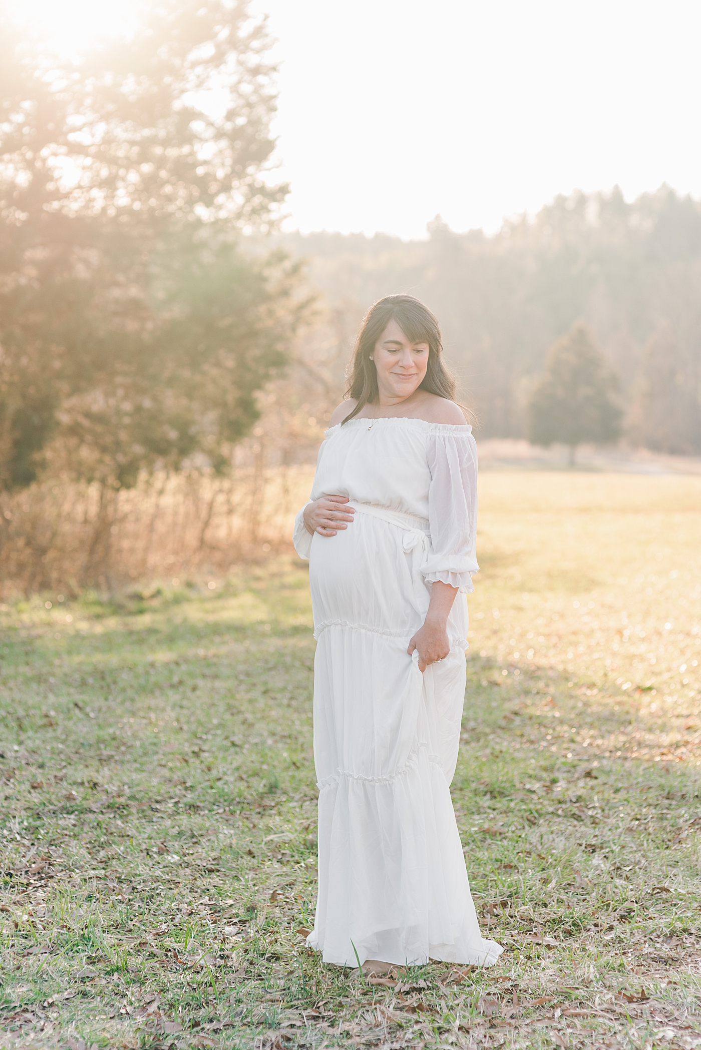 Sunset photos of pregnant mom at Fisher Farm Park in Davidson | Photo by Anna Wisjo Photography