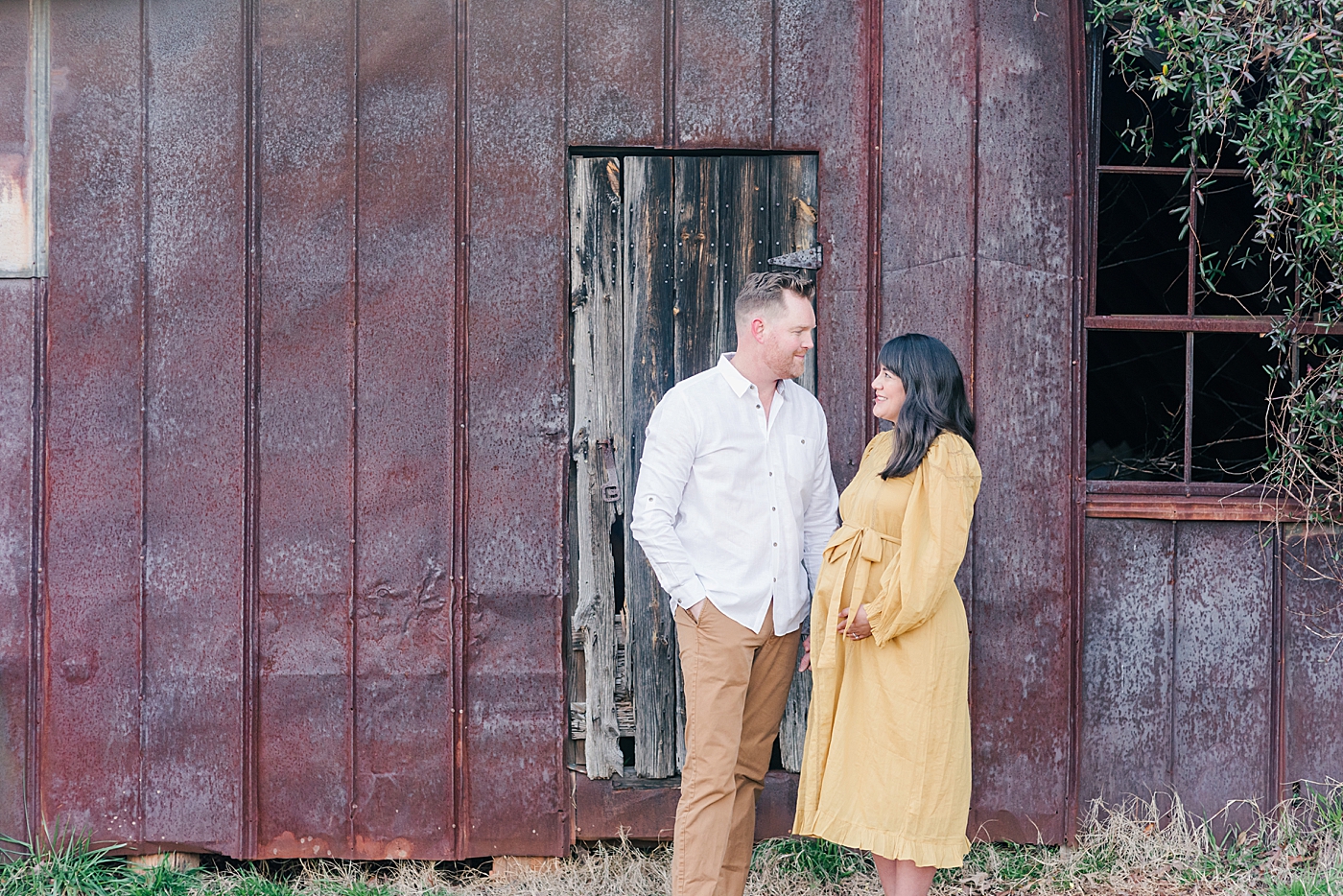 Maternity photos in front of a red barn | Photo by Anna Wisjo Photography