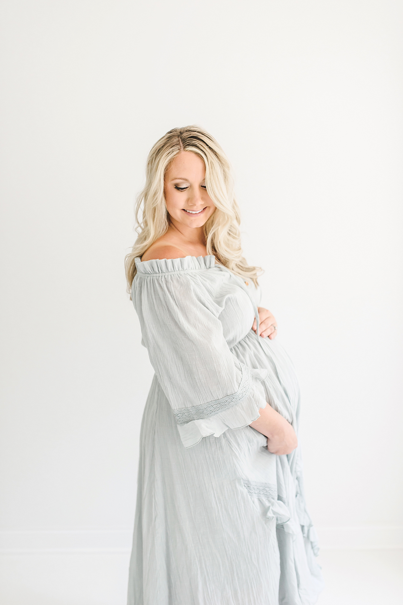 Mother to be in pale blue dress | Photo by Huntersville Newborn Photographer Anna Wisjo 