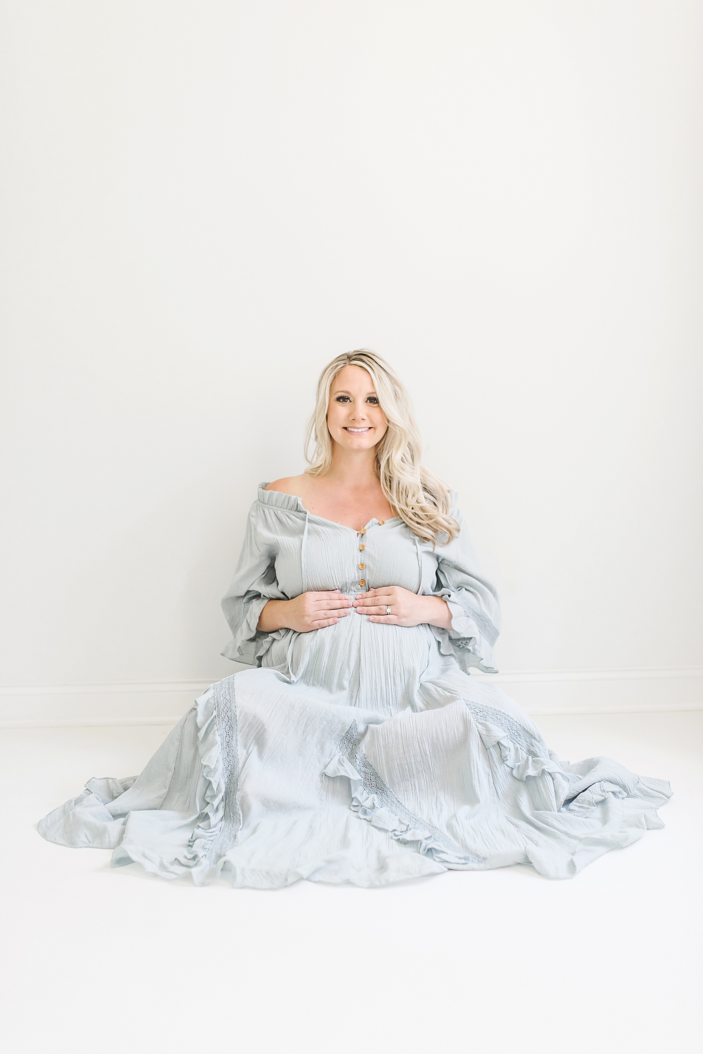 Mother to be in blue dress | Photo by Huntersville Newborn Photographer Anna Wisjo