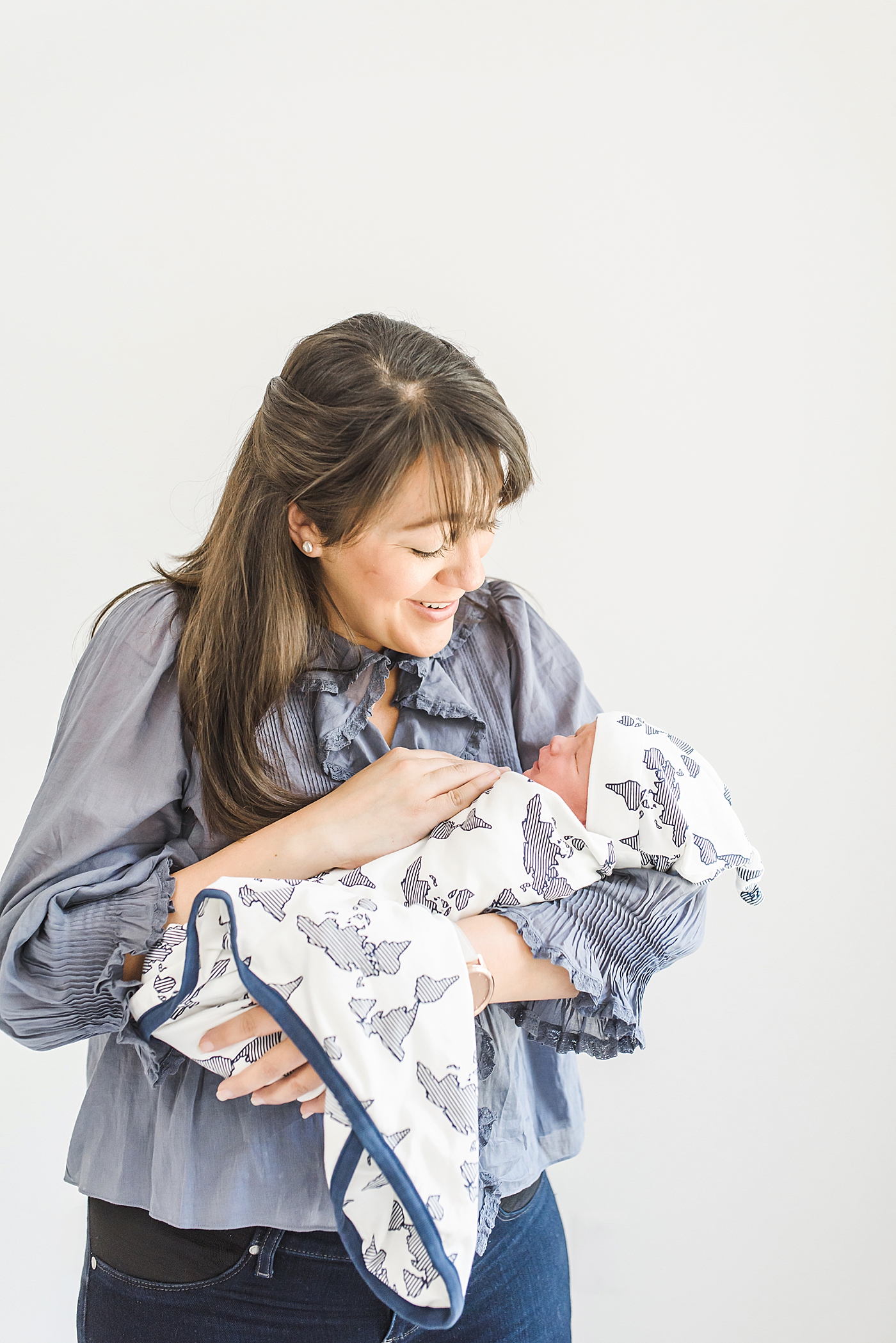 New mom with baby boy in map blanket | Photo by Denver NC Newborn Photographer Anna Wisjo 