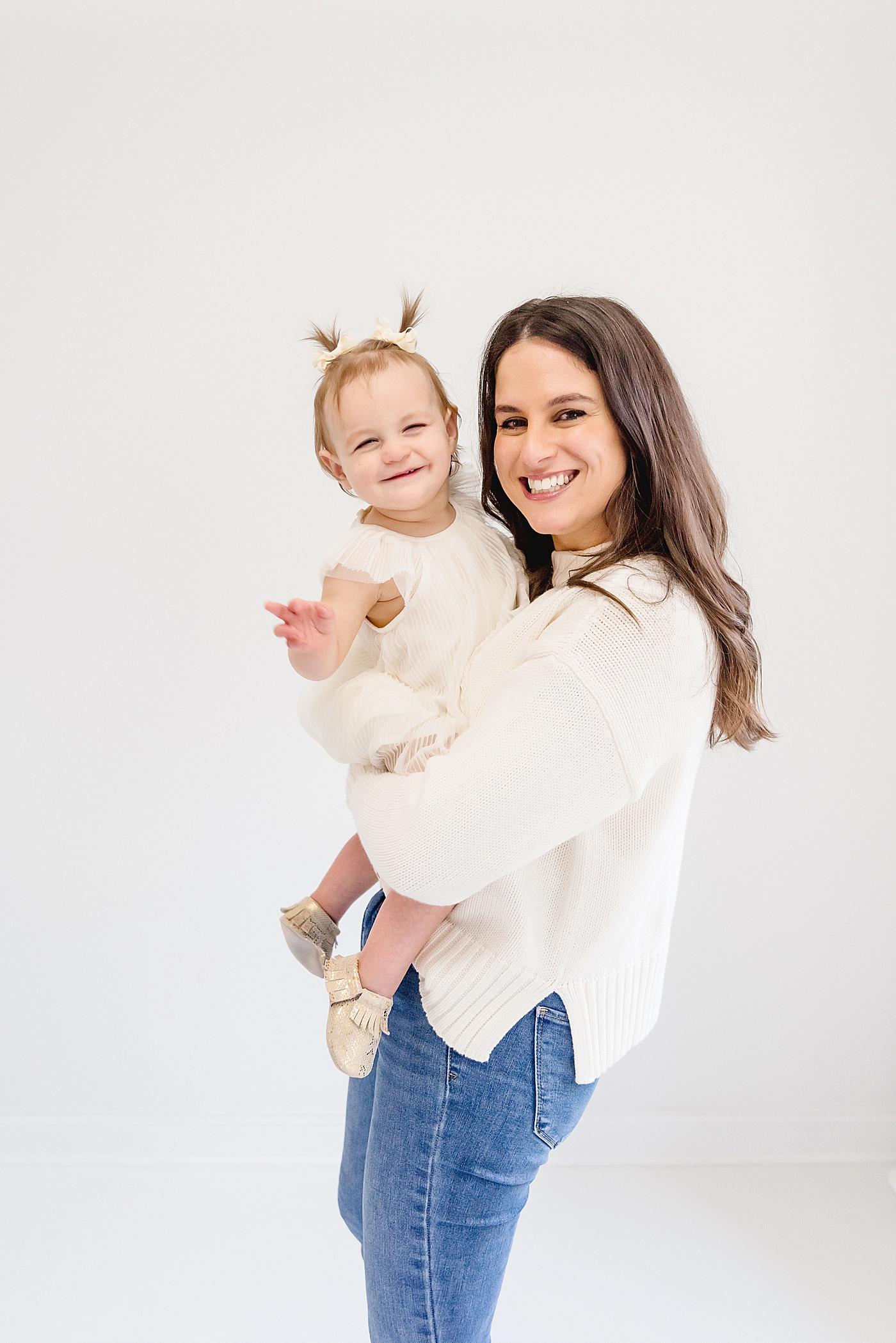 Mom and baby girl in white smiling at the camera | Photo by Huntersville Baby Photographer Anna Wisjo 