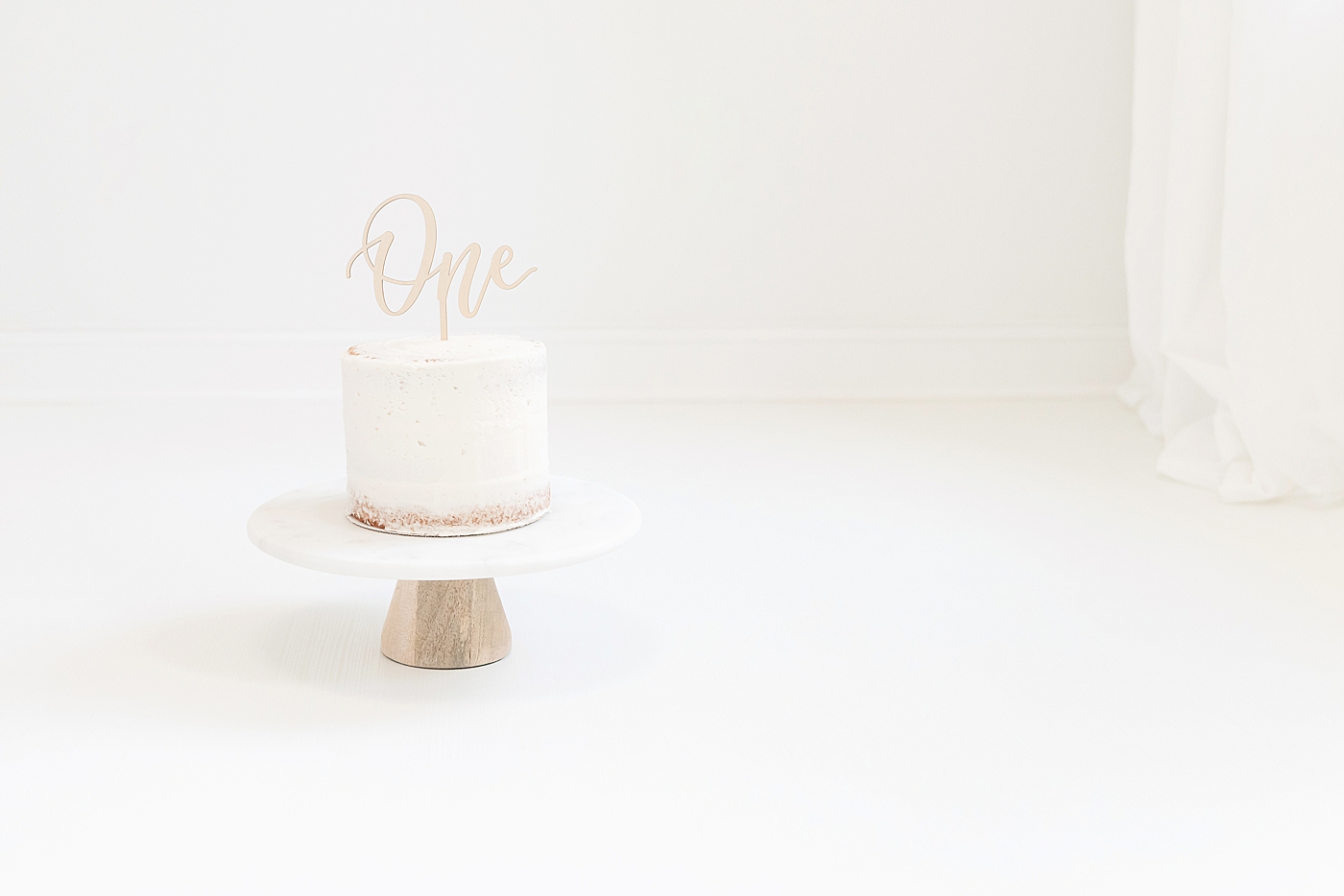 Smash cake on white background | Photo by Anna Wisjo Photography