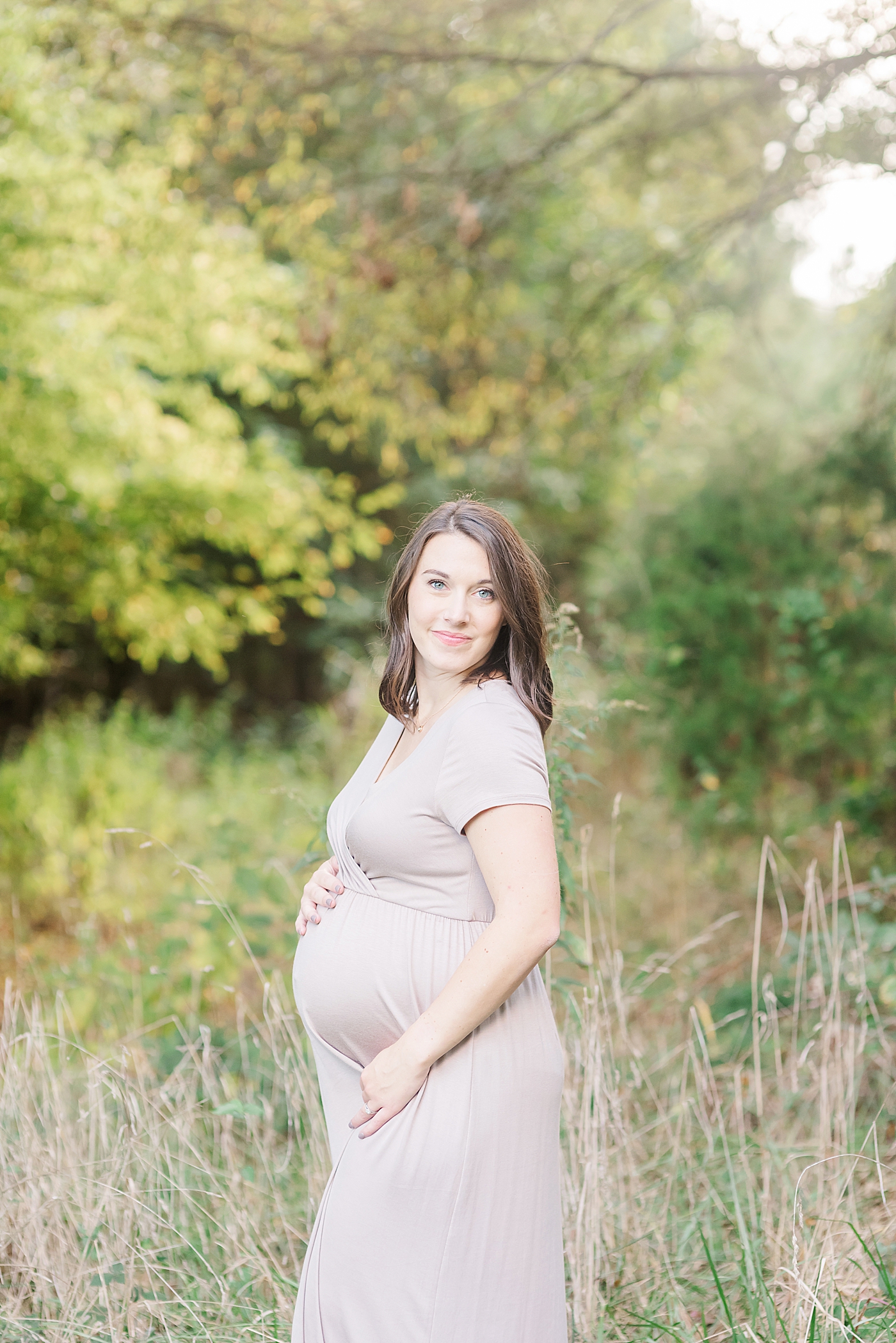 Mom to be in mauve dress | Photo by Davidson Maternity Photographer Anna Wisjo