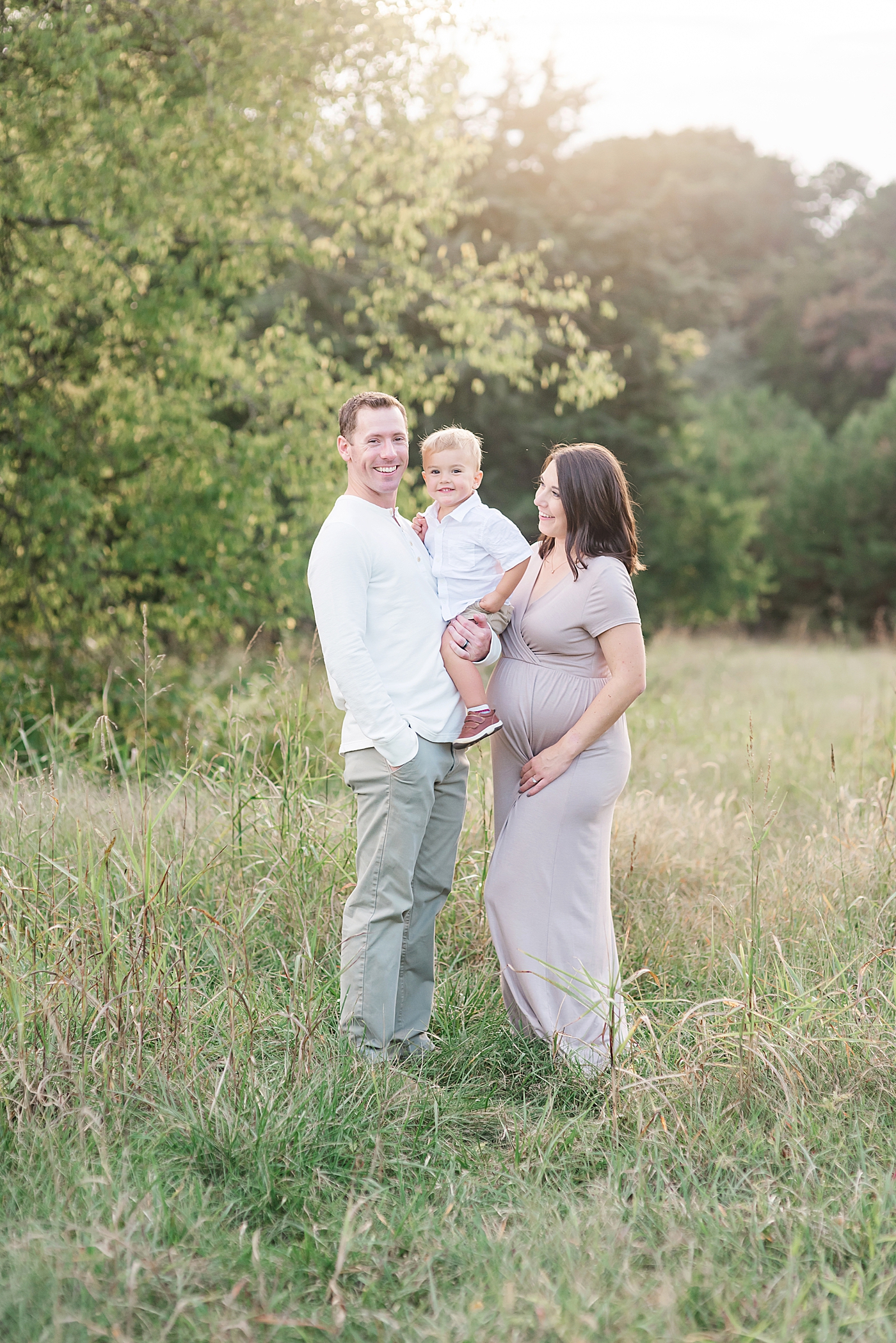 Mom dad and toddler smiling | Photo by Davidson Maternity Photographer Anna Wisjo