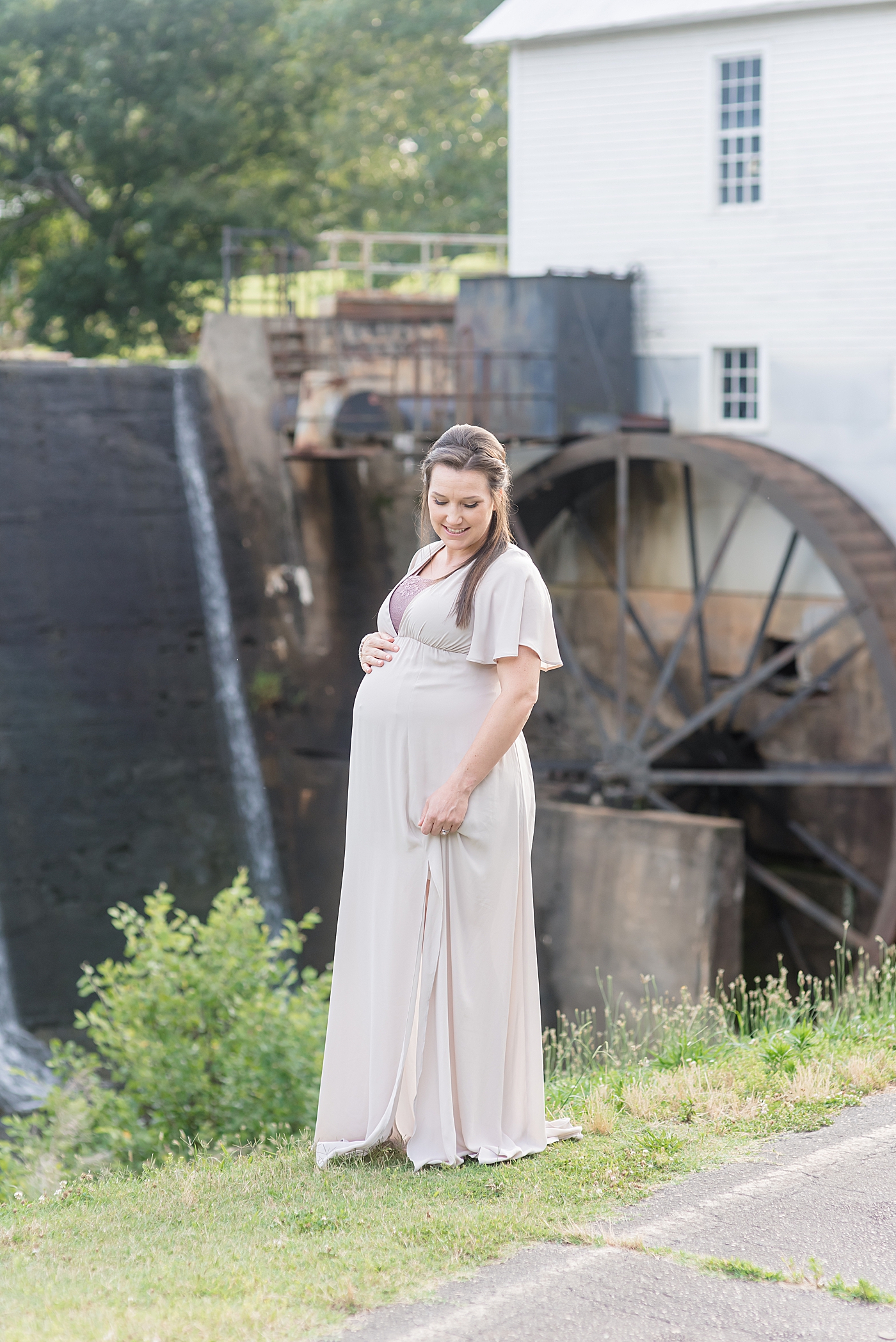 Mother to be in mauve dress | Photo by Anna Wisjo Photography
