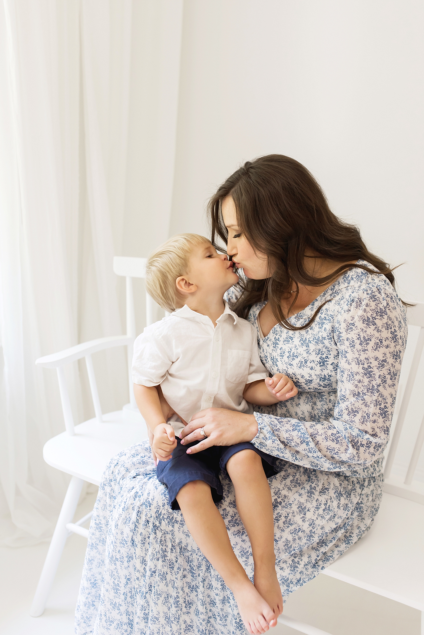 Mom giving toddler a kiss | Photo by Denver NC Newborn Photographer Anna Wisjo Photography