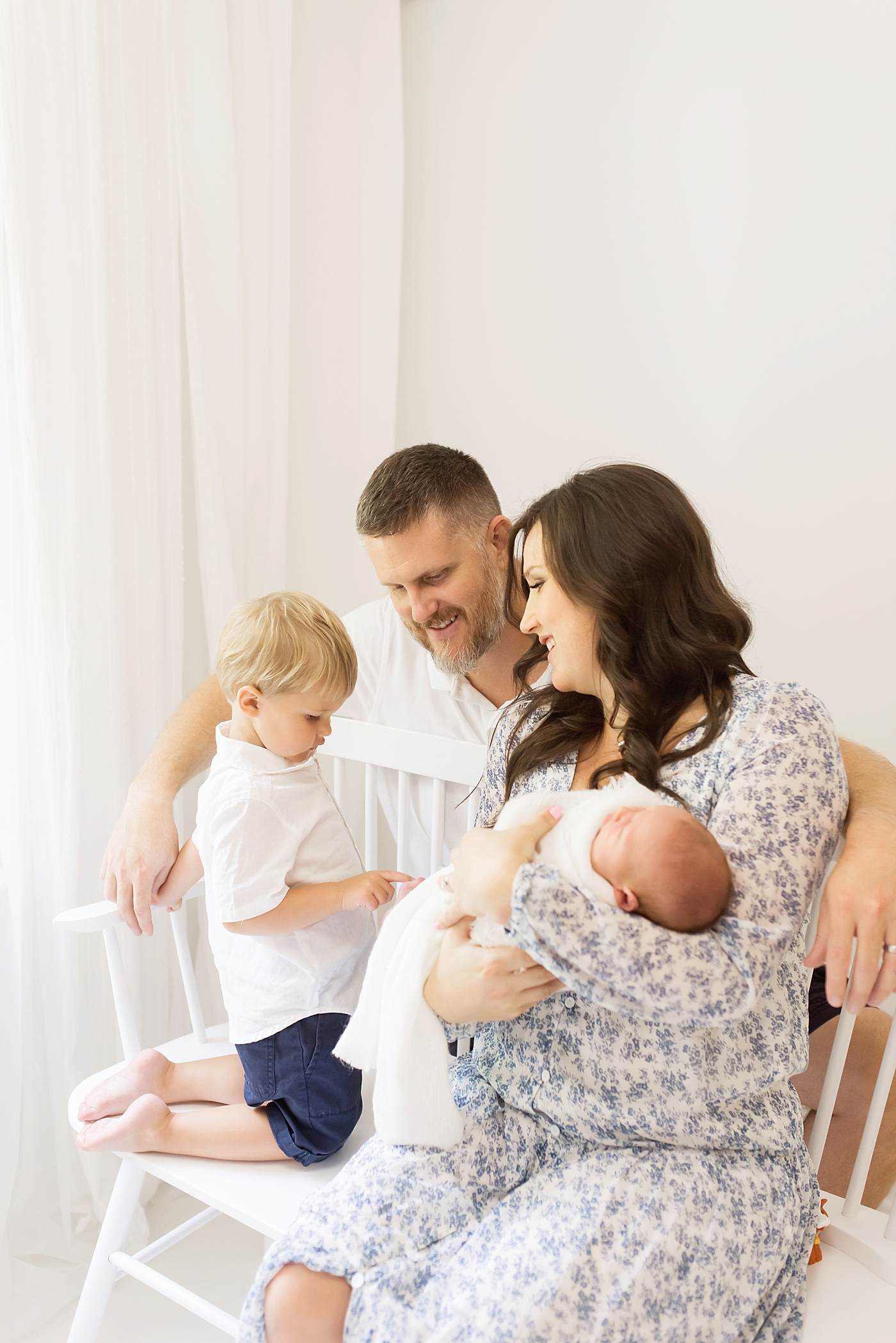 Family looking at newborn baby | Photo by Denver NC Newborn Photographer Anna Wisjo Photography