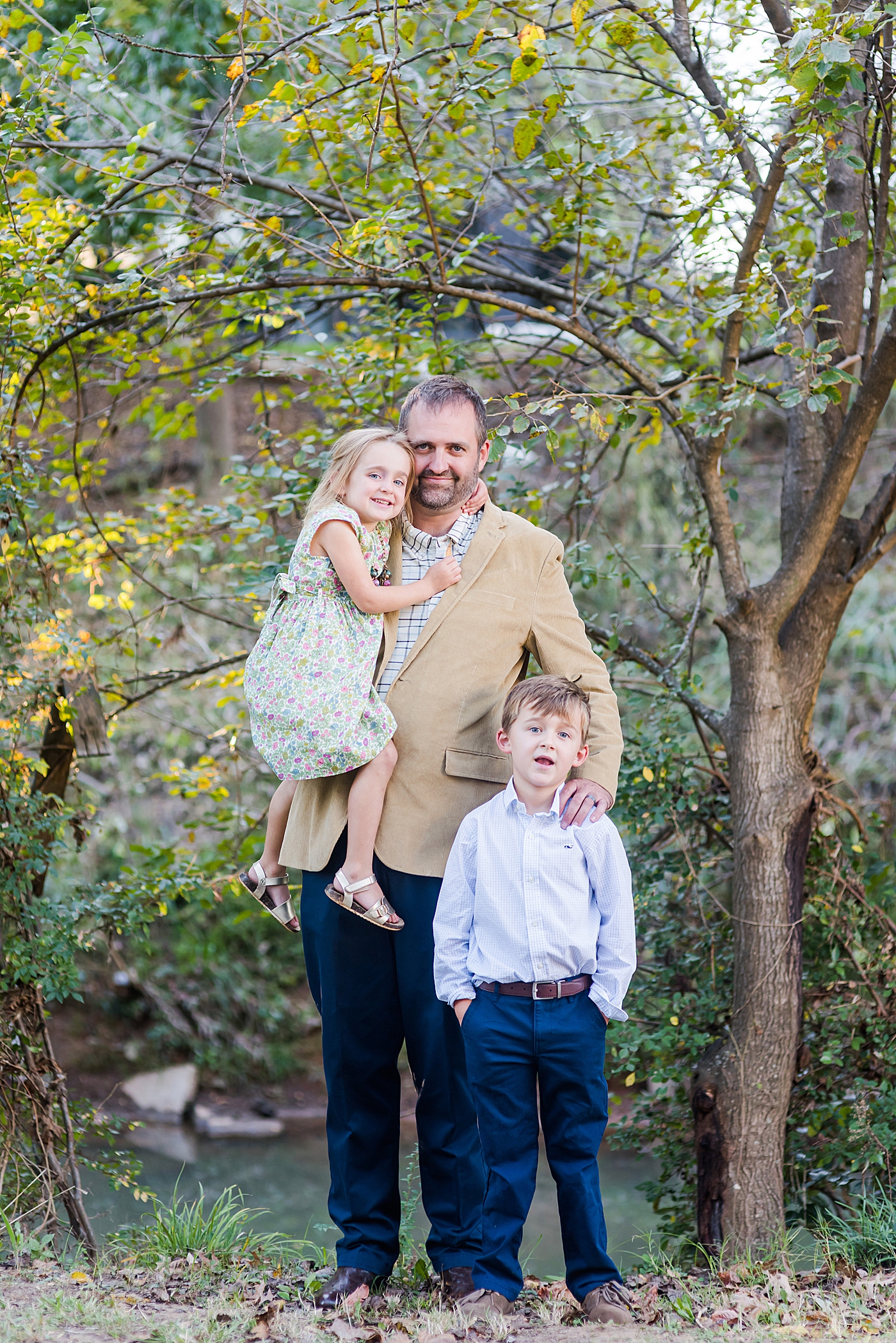 Dad with his little ones in the park | Photo by Charlotte Family Photographer Anna Wisjo