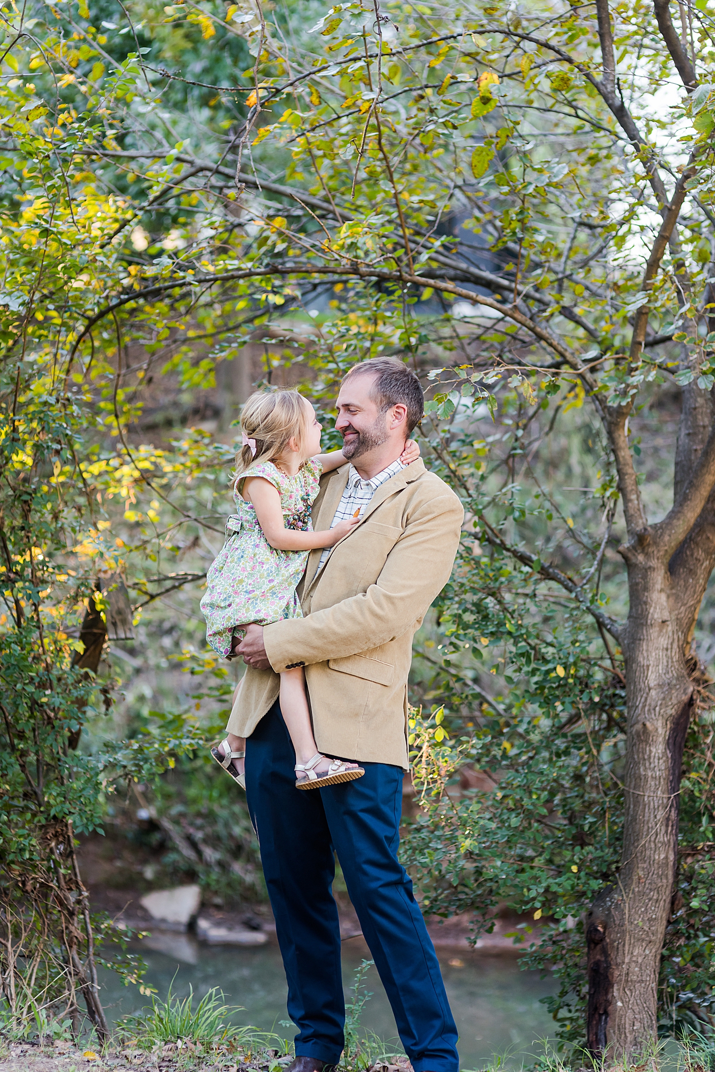 Daddy and daughter interacting in the park | Photo by Charlotte Family Photographer Anna Wisjo