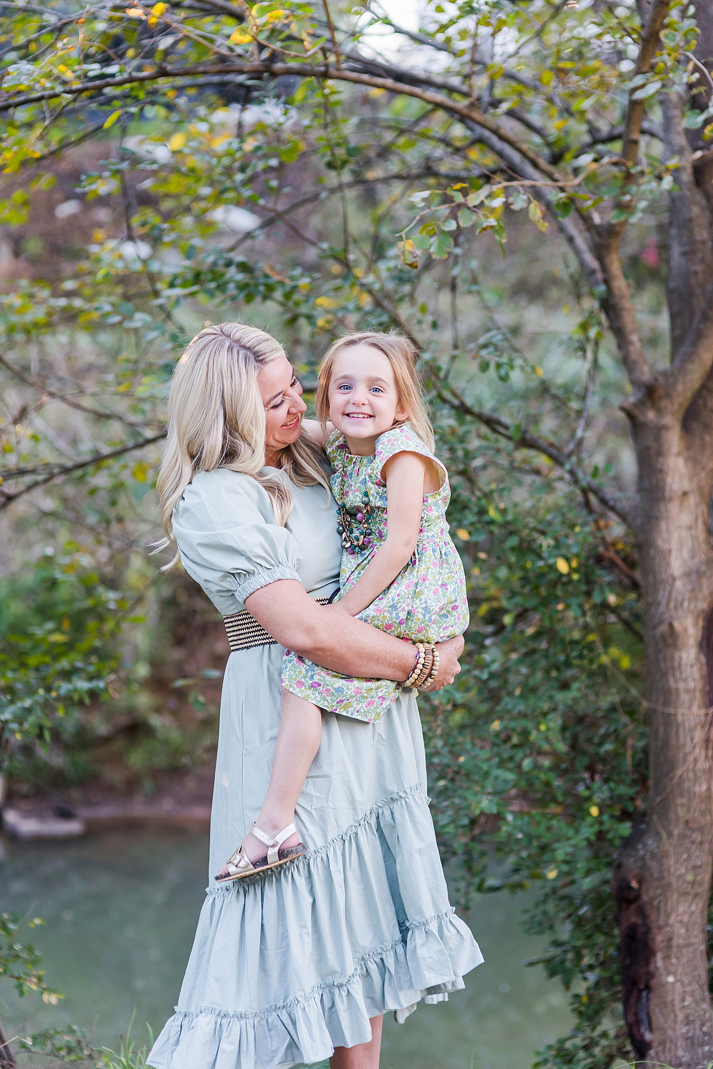 Mom and daughter talking together in the park | Photo by Charlotte Family Photographer Anna Wisjo