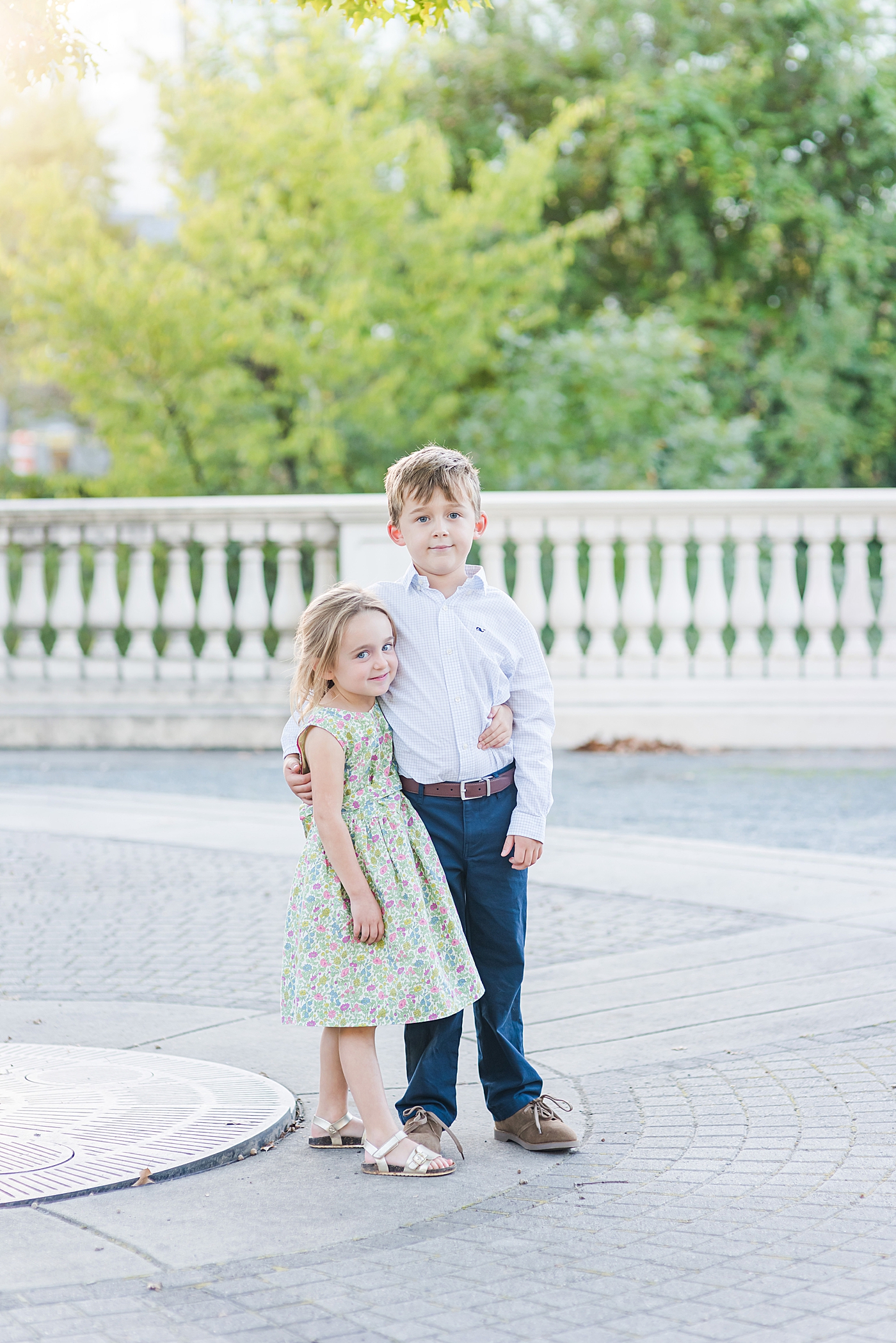 Brother and sister hugging in the park | Photo by Charlotte Family Photographer Anna Wisjo
