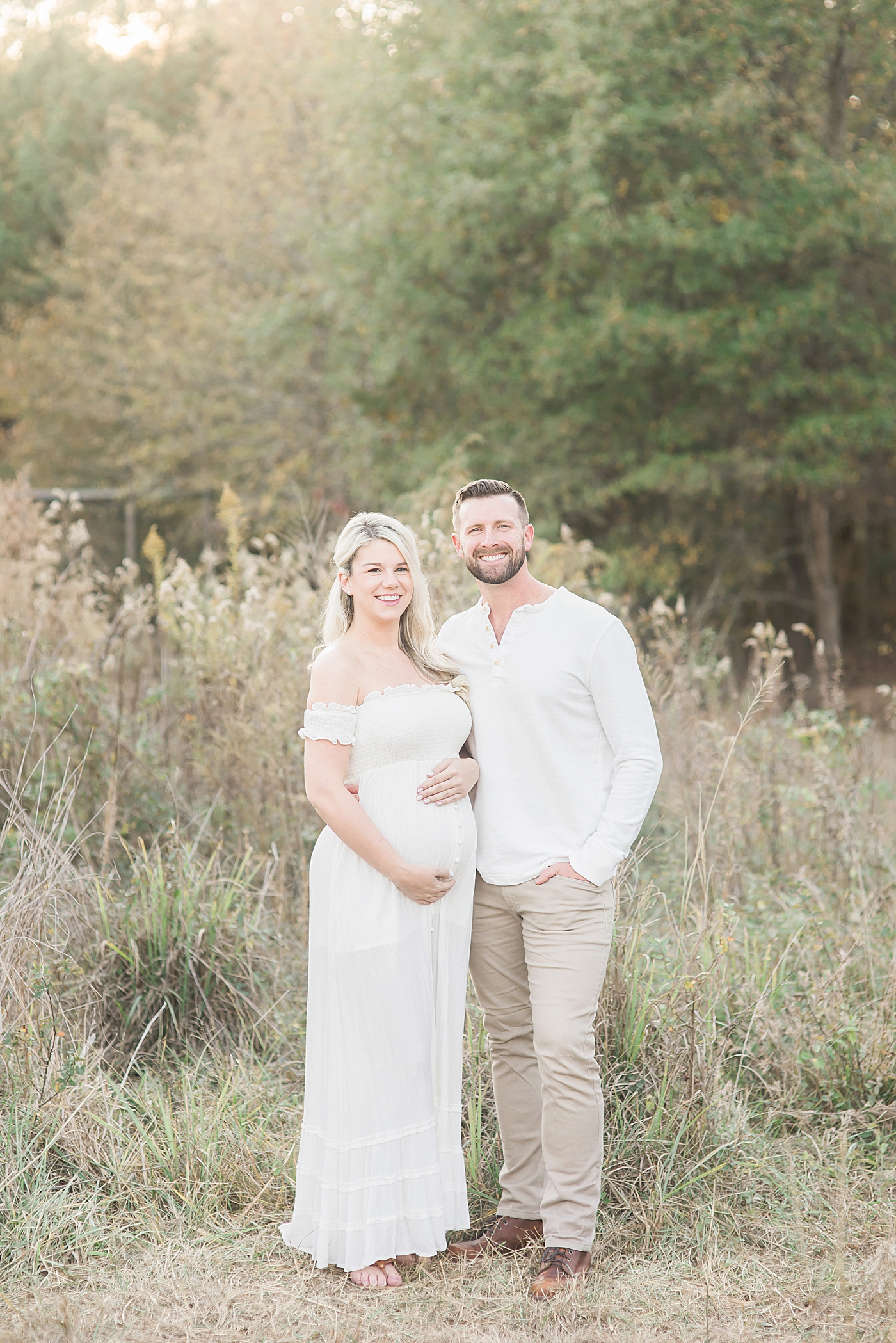 Mom and dad to be smiling together | Photo by Charlotte Maternity Photographer Anna Wisjo 