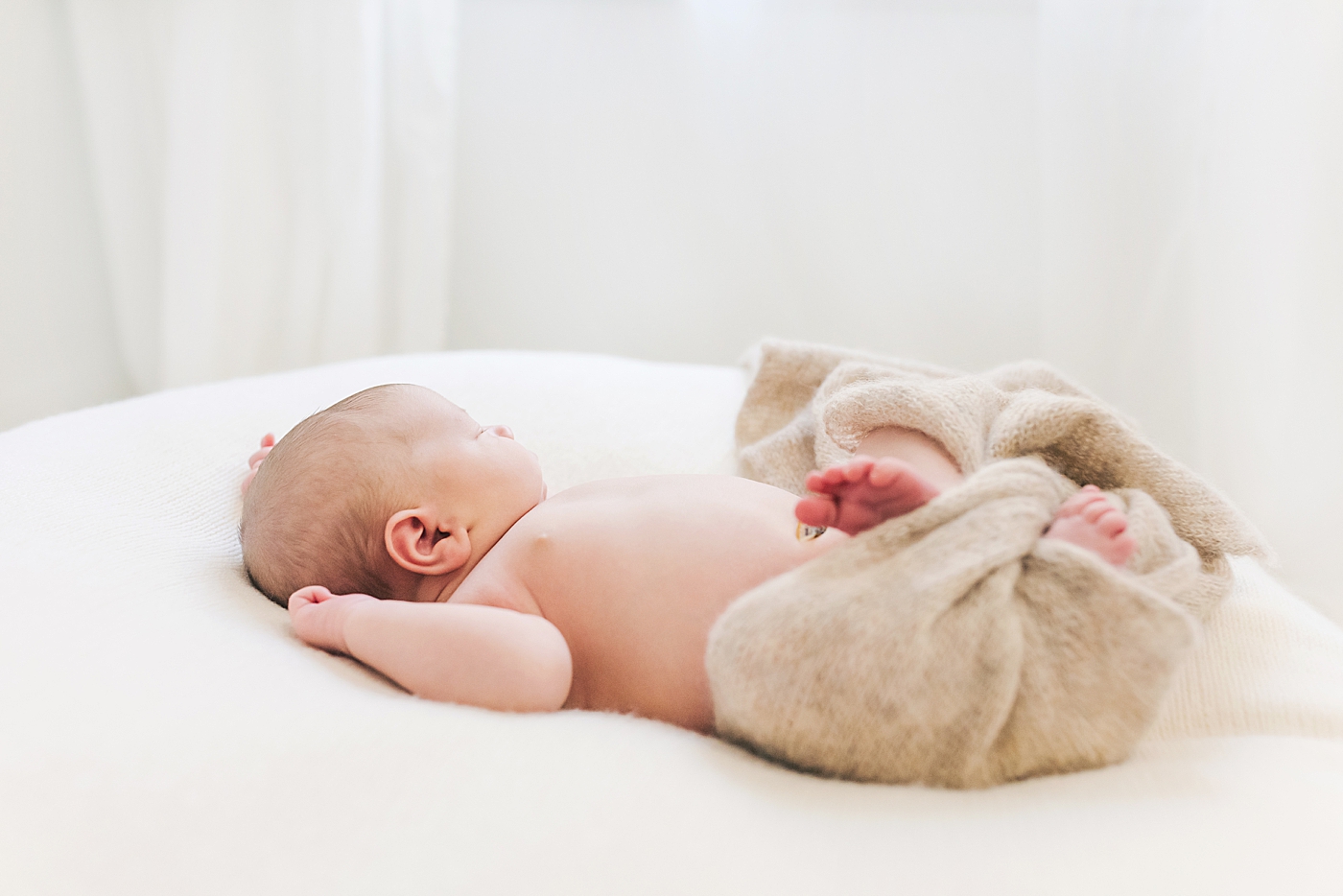 Newborn baby stretching | Photo by Anna Wisjo Photography