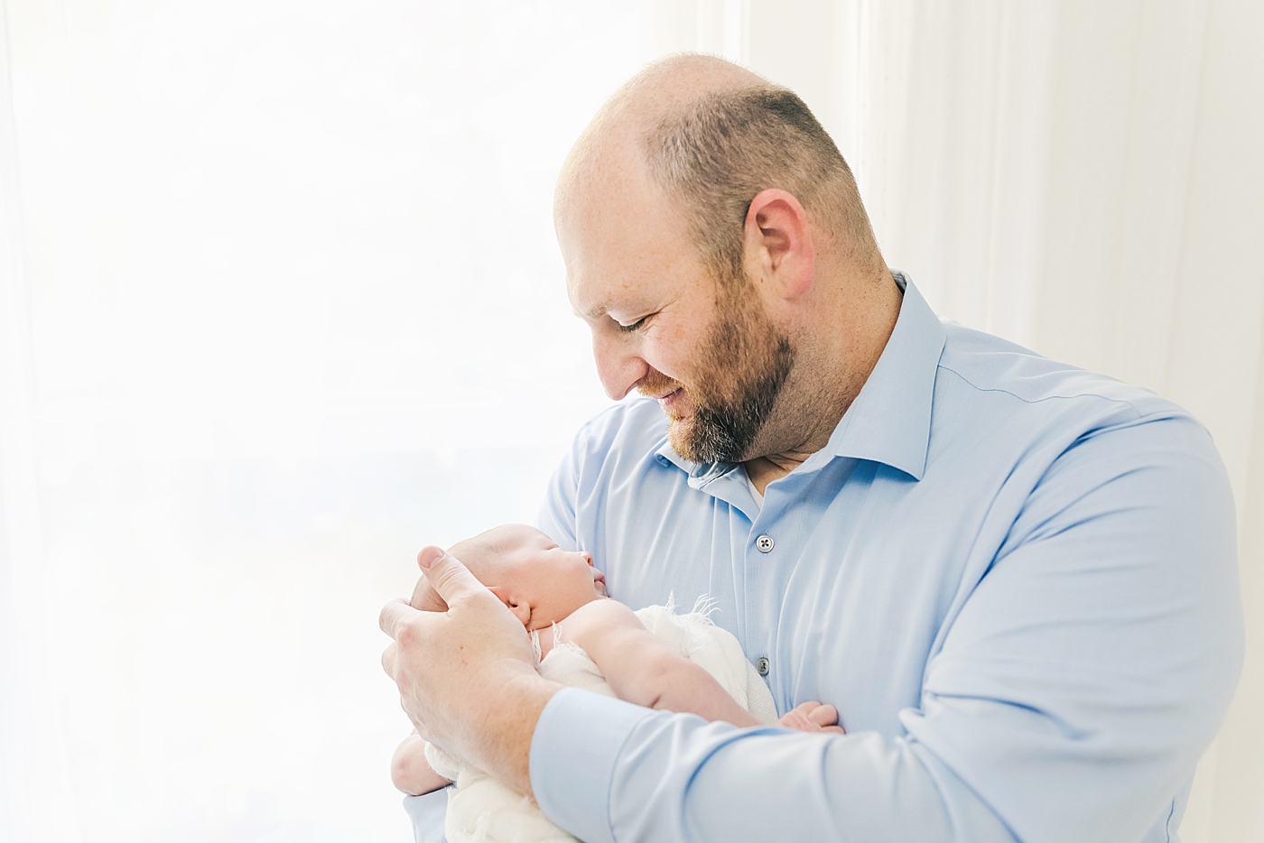 Dad holding his newborn baby boy | Photo by Anna Wisjo Photography