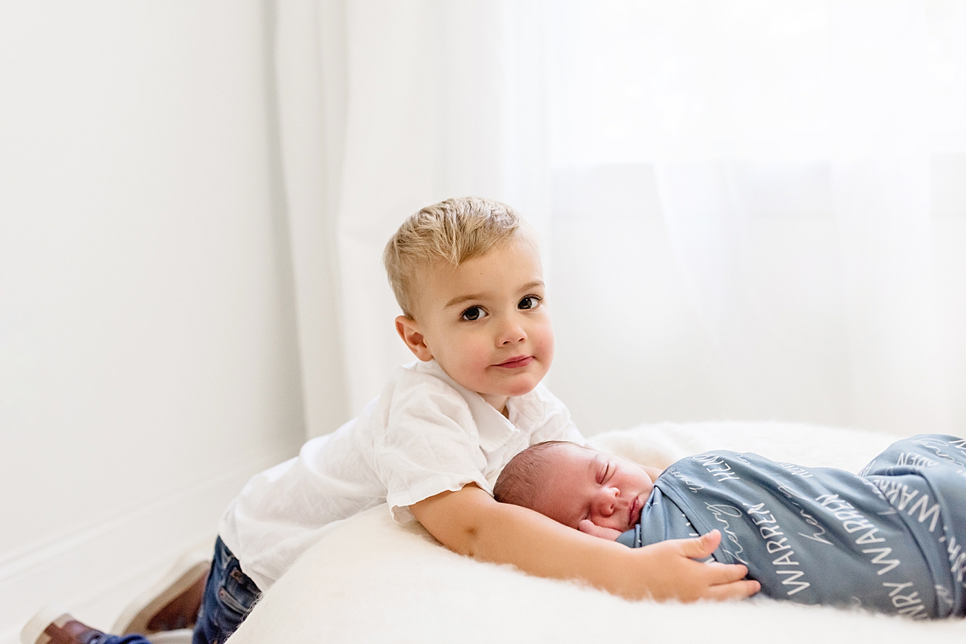 New big brother snuggling his new baby | Photo by Anna Wisjo Photography