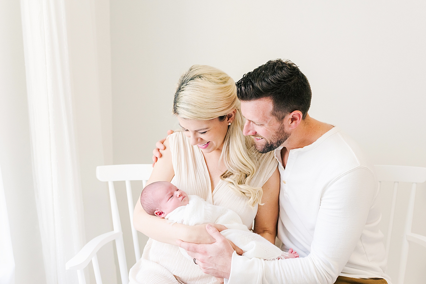 Mom and dad smiling at their new baby | Photo by Ballantyne newborn photographer Anna Wisjo 