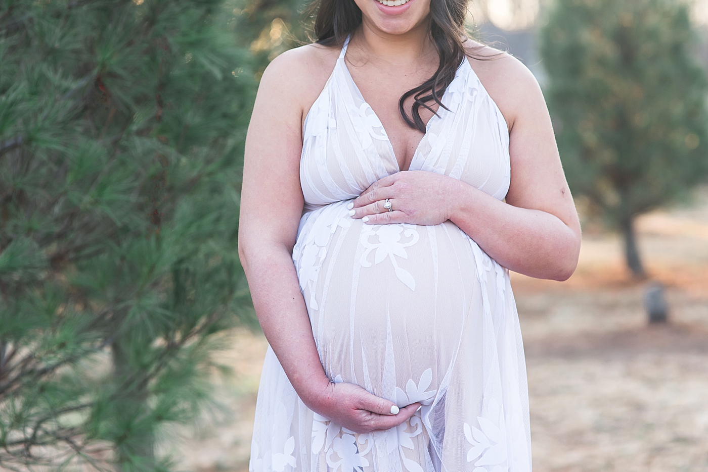 Detail of mom to be holding her belly | Photo by Anna Wisjo Photography