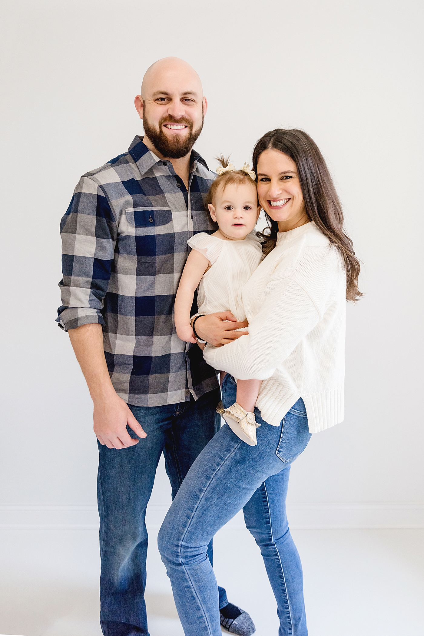 Family of three with little girl in the studio | Photo by Anna Wisjo Photography