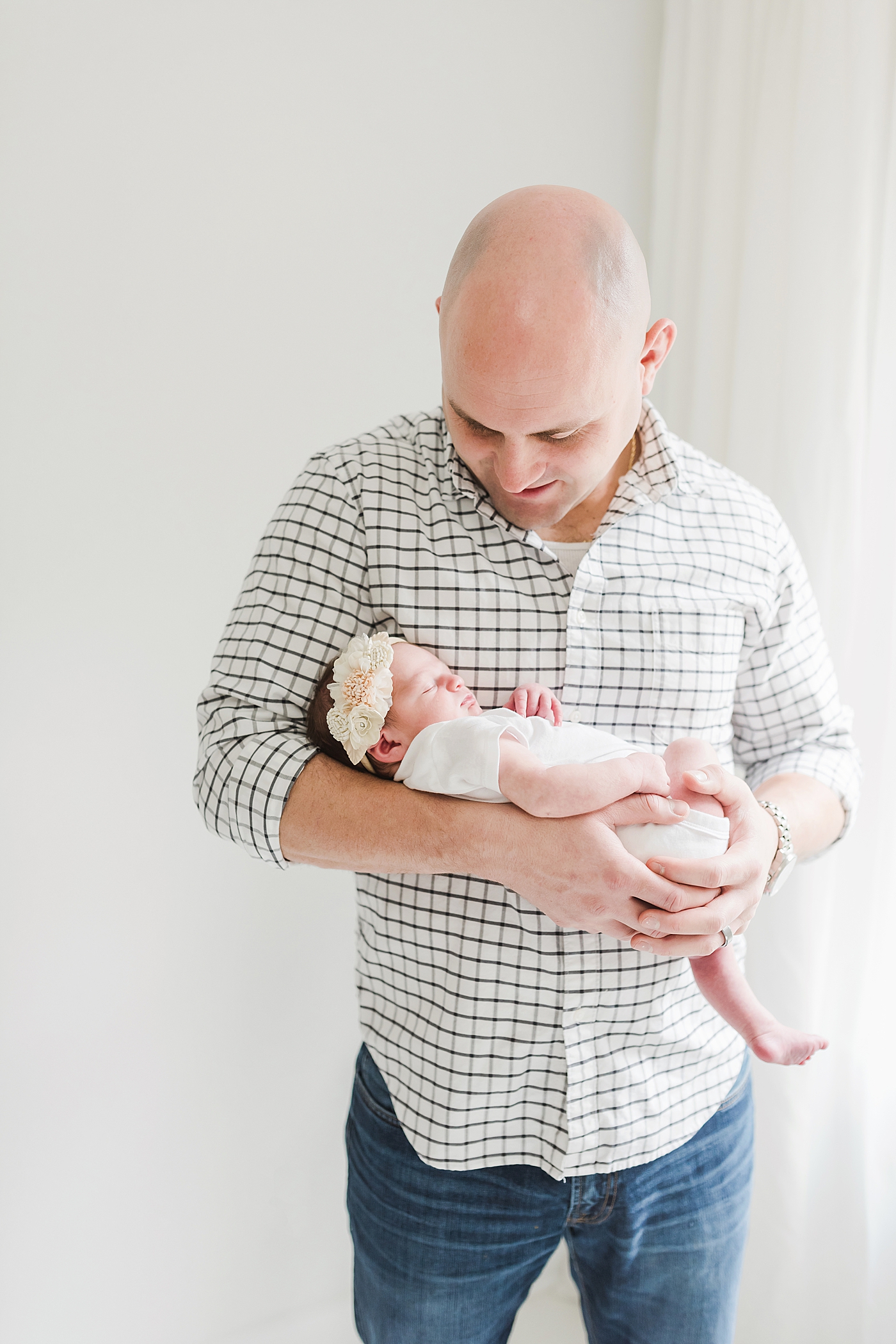 Dad holding his newborn baby girl | Photo by Anna Wisjo Photography