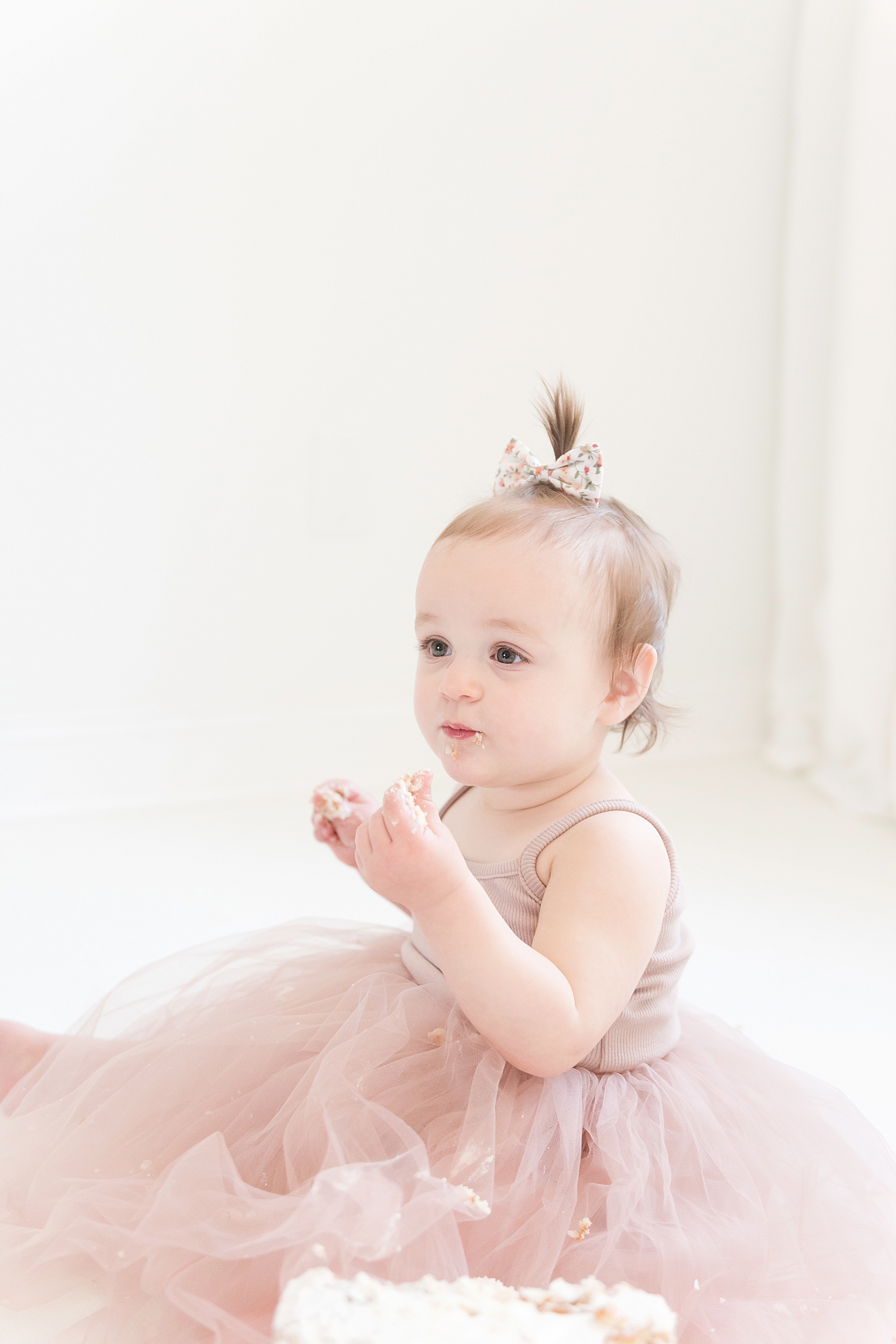 Baby girl in pink tutu eating cake | Baby photographer in Charlotte Anna Wisjo