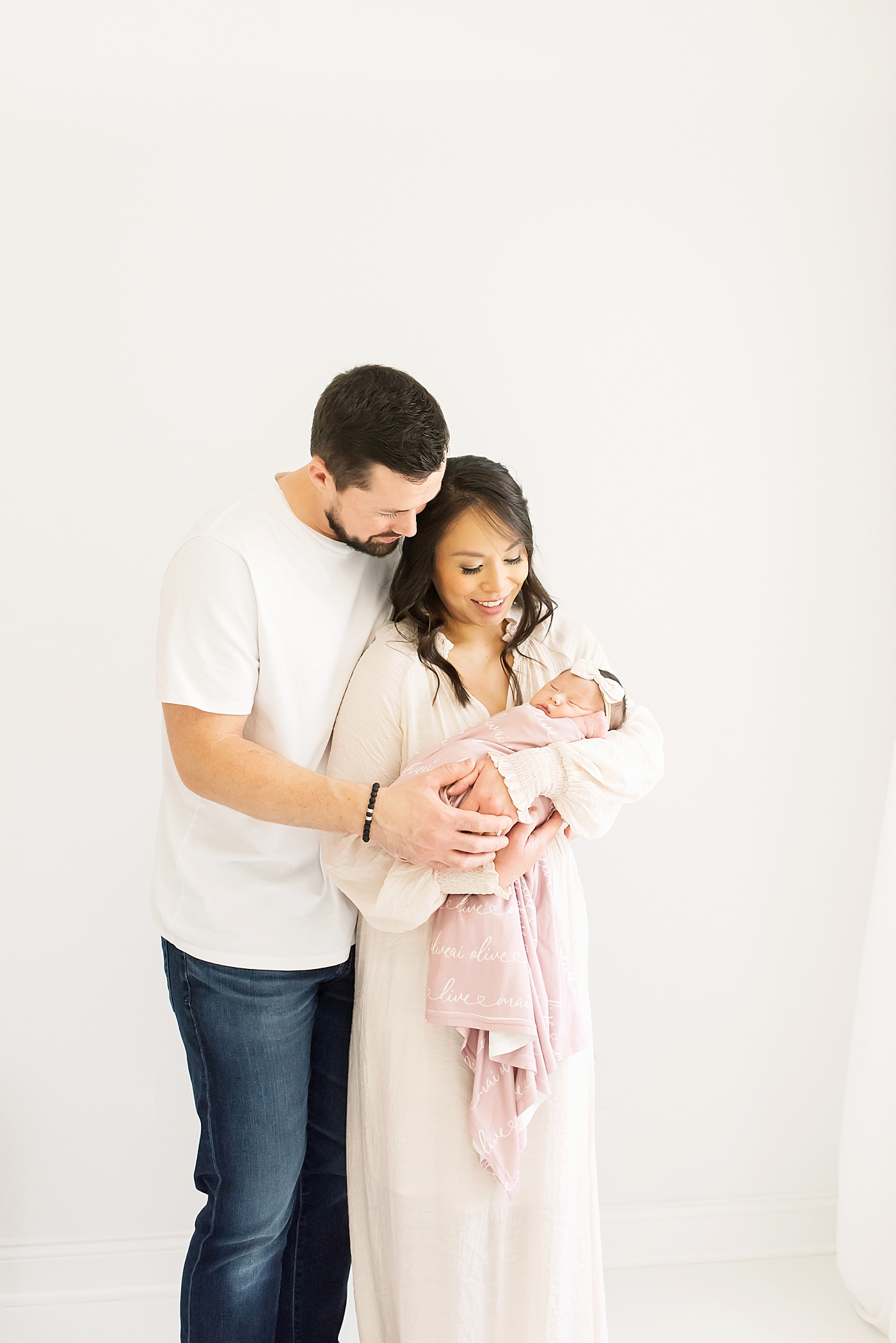 Newborn studio session for mom and dad and their new baby girl | Photo by Anna Wisjo Photography