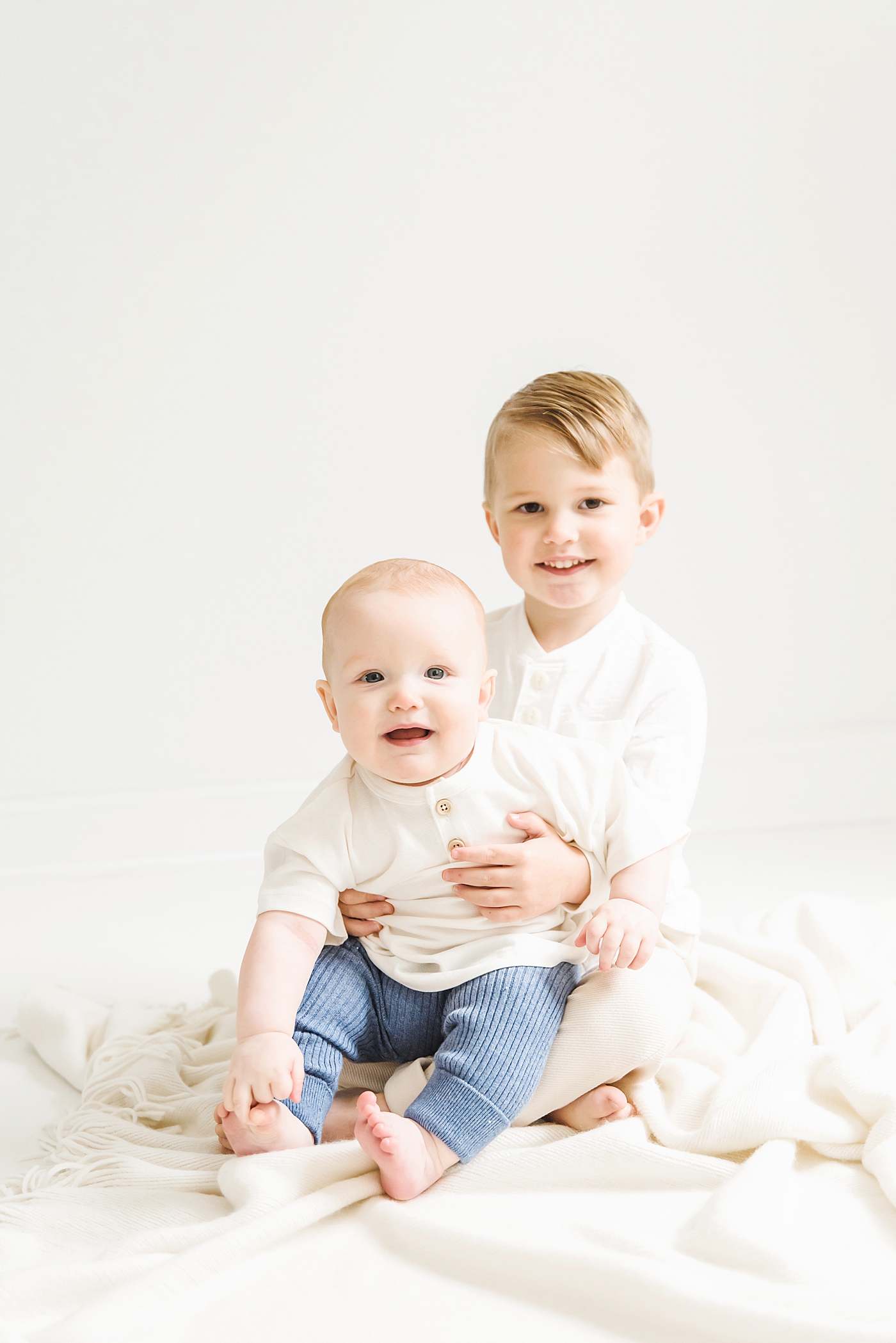 Brothers in white smiling | Photo by Anna Wisjo Photography 