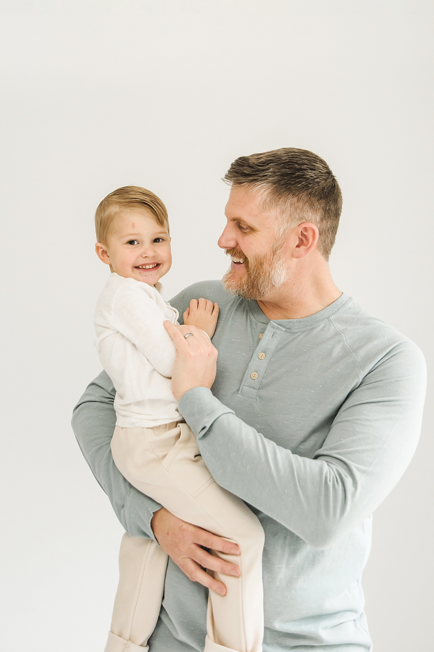Dad and toddler boy smiling | Photo by Anna Wisjo Photography 