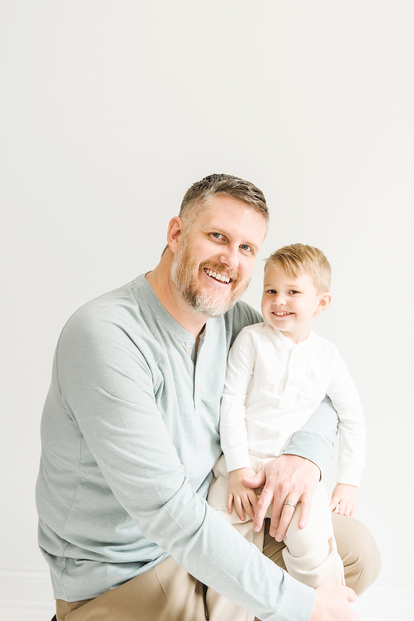 Dad and little boy in the studio | Photo by Anna Wisjo Photography 
