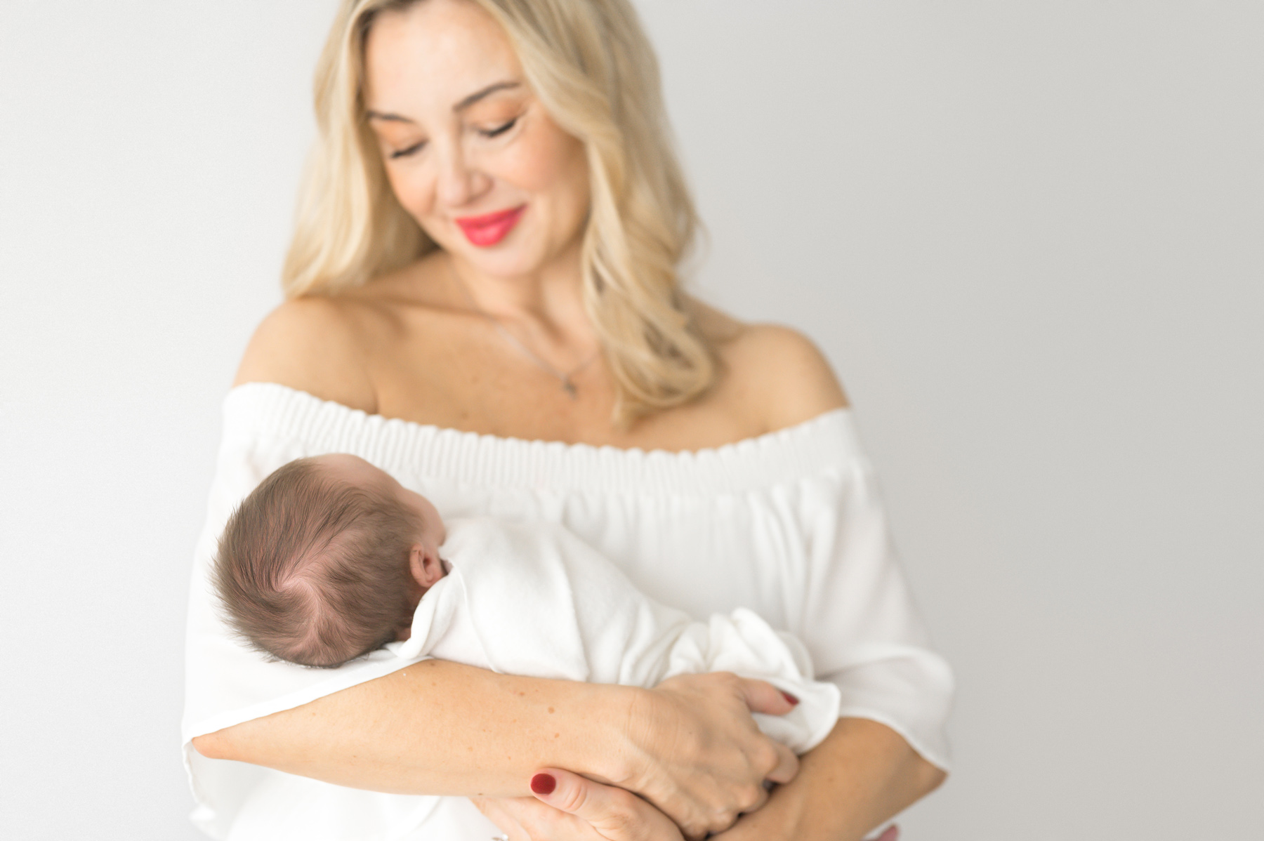 Mom holding baby in studio | Anna Wisjo Photography