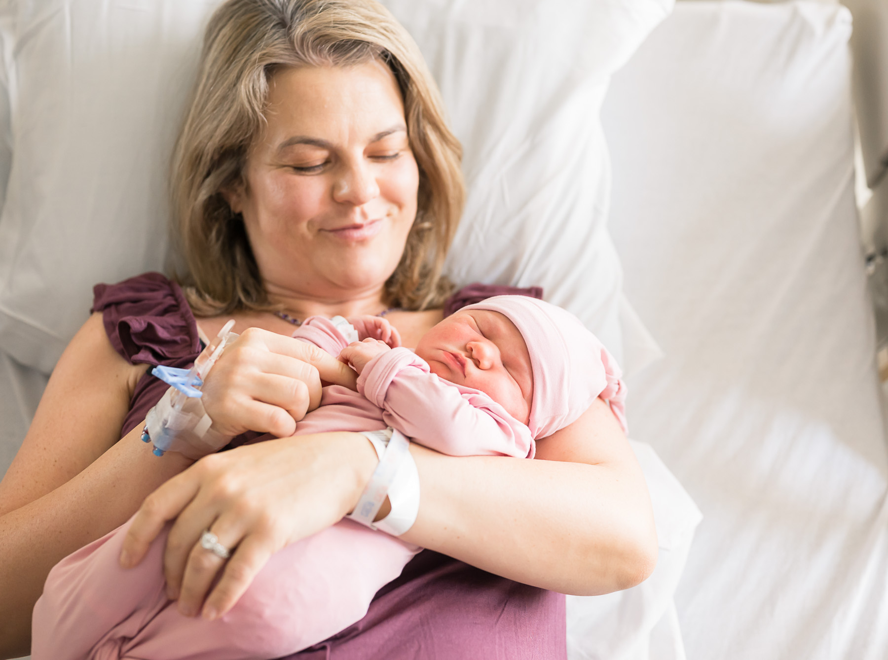 Mom holding baby during the fresh 48 session | Anna Wisjo Photography
